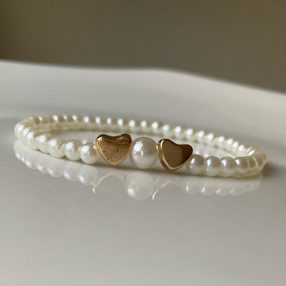 Elegant Pearl Bracelet with Gold Heart Accents - Picture 1 of 11